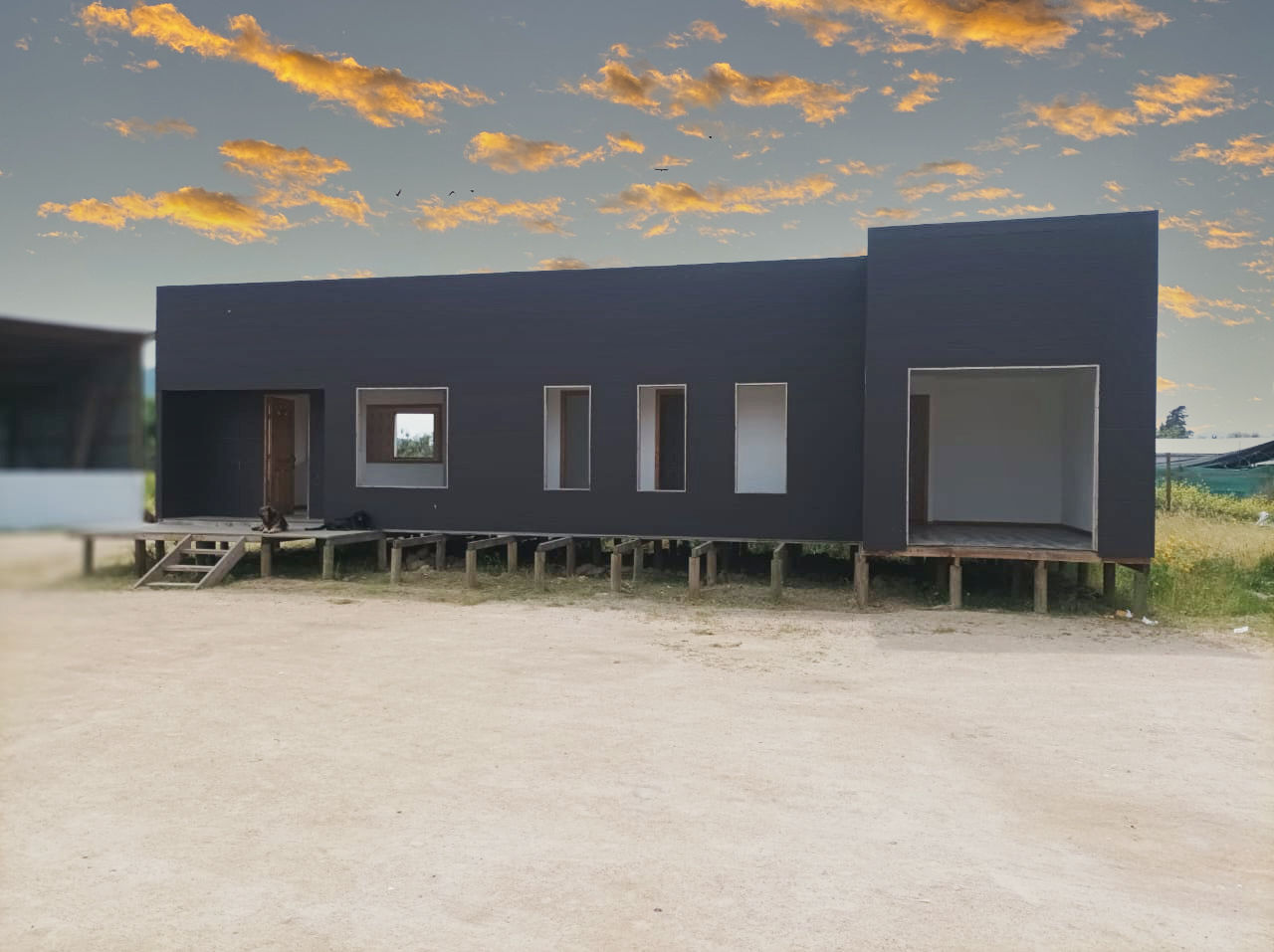 Casa prefabricada negra moderna de CasasFerrada – diseño contemporáneo en Chile