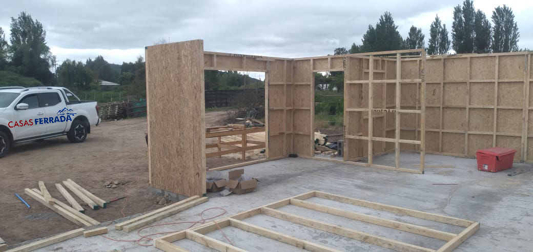 Casa prefabricada en construcción CasasFerrada – proceso de instalación Chile